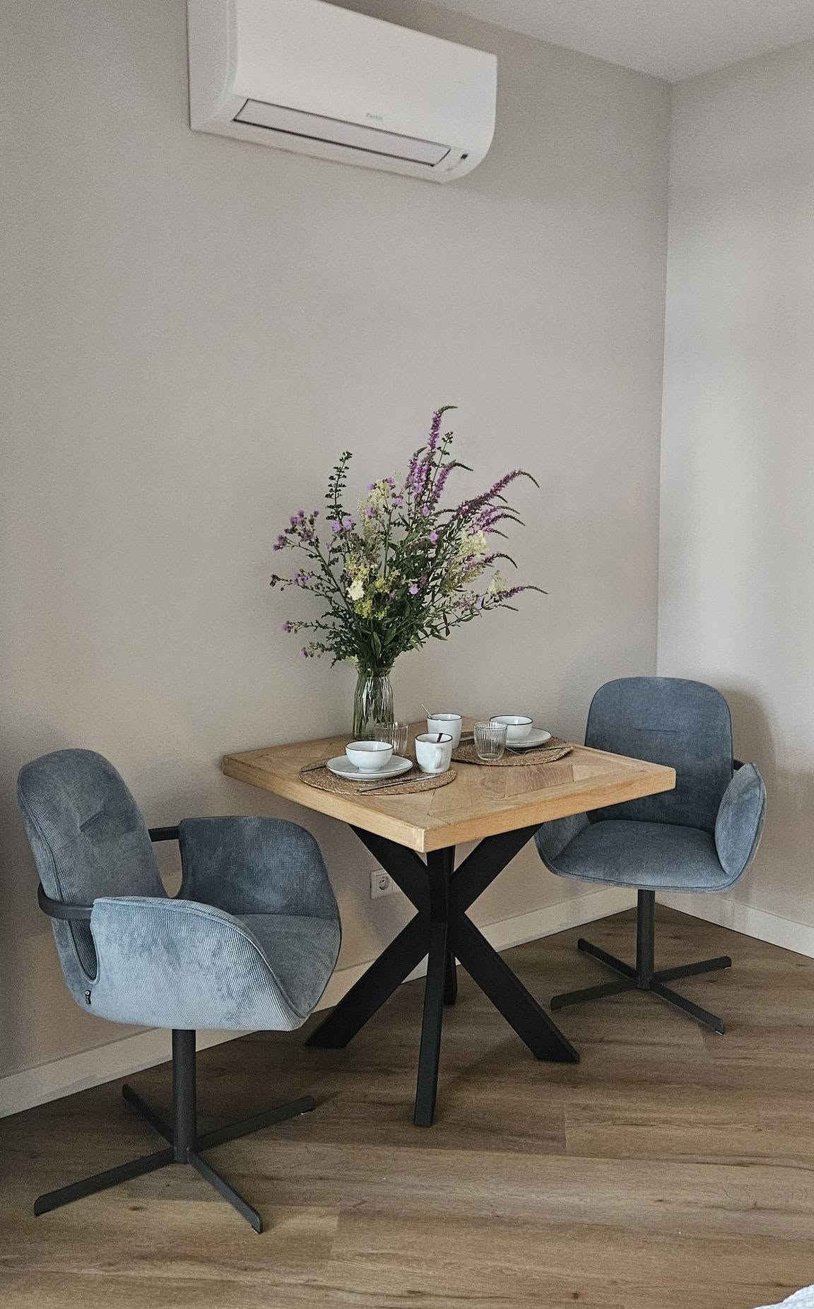 Ontbijthoek met verse bloemen